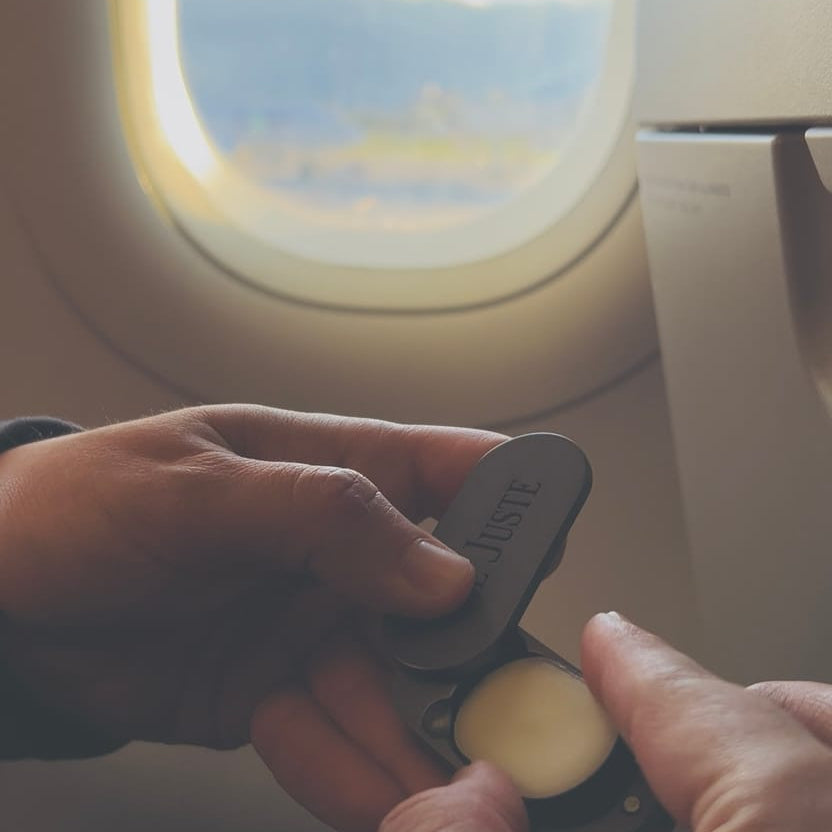 usando un perfume sólido en el avión